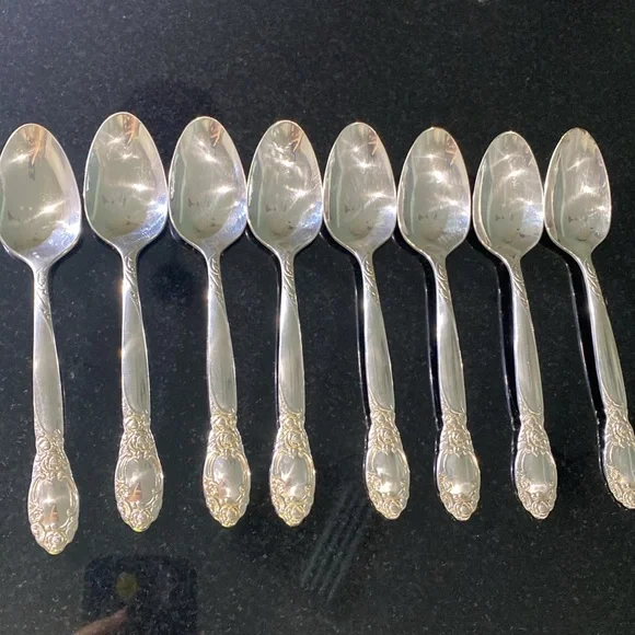 Vintage Oneida Ltd Silversmiths Flatware Set of 45 Pieces with Anti Tarnish Box - Picture 9 of 17
